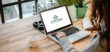 Laptop z logo firmy na biurku w biurze