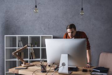 Kobieta pracuje przy laptopie w biurze